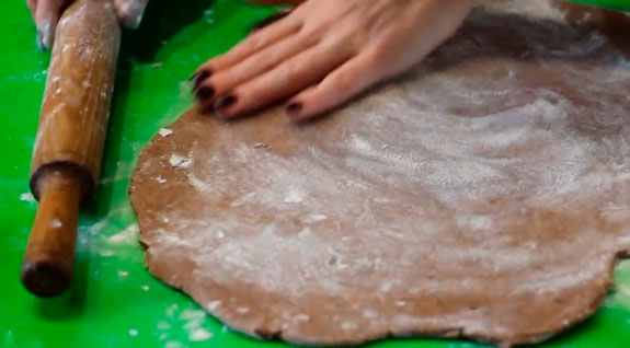 Остывшее тесто раскатываем до толщины 1-1,5 см. Печенье Мишки с орешками: пошаговый фото-рецепт