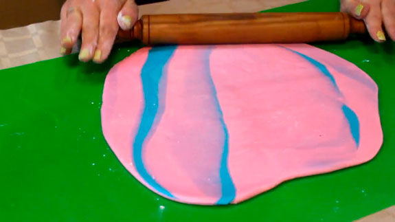 Затем раскатываем двухцветную мастику до... Торт Птичье молоко: пошаговый фото-рецепт