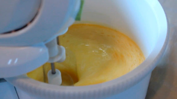 Взбиваем яйца с сахаром на максимальной... Торт Вишневое суфле: пошаговый фото-рецепт