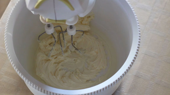 Готовим лимонный крем. Масло взбиваем до бела... Пирожное Макарон с лимонным кремом: пошаговый фото-рецепт