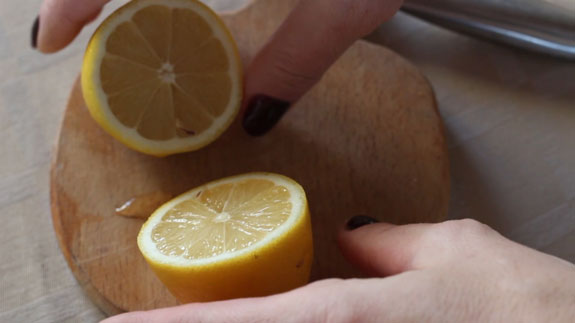 Выжимаем сок из лимона и вводим в крем,... Пирожное Макарон с лимонным кремом: пошаговый фото-рецепт