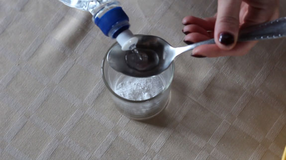 В стакан высыпаем соду и заливаем ее столовой... Песочная корзинка с фруктами: пошаговый фото-рецепт