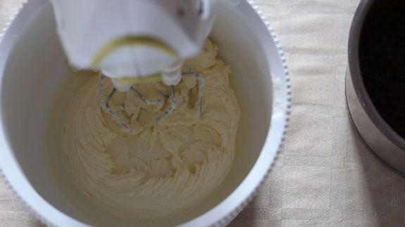 Пока заварная часть крема остывает, взбиваем... Киевский торт: пошаговый фото-рецепт