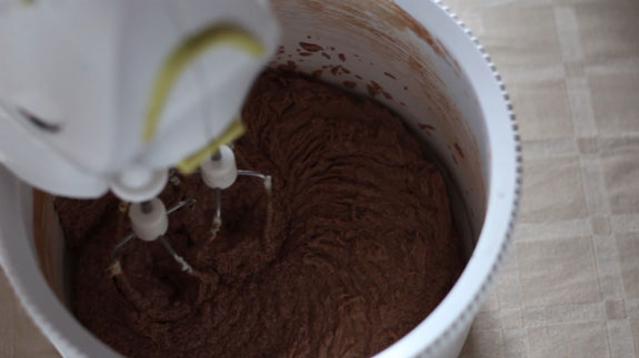 Соединяем масло с заварной частью крема и... Киевский торт: пошаговый фото-рецепт
