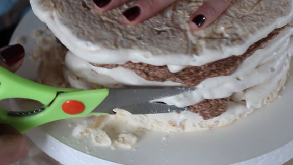 Подрезаем неровные бока кухонными... Киевский торт: пошаговый фото-рецепт