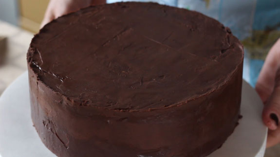 Выравниваем тортик с помощью кондитерского... Киевский торт: пошаговый фото-рецепт