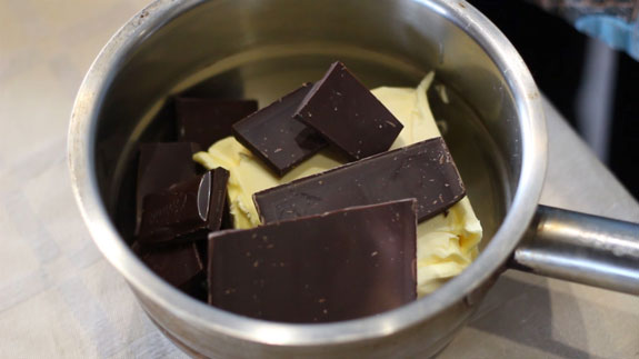 Сливочное масло и шоколад соединяем в небольшой емкости и отправляем на плиту. Маффины Валентинки: пошаговый фото-рецепт