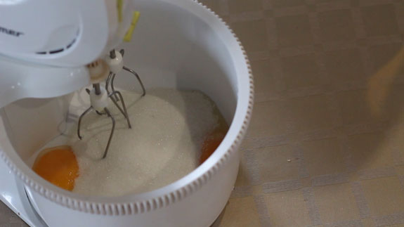 Яйца взбиваем с сахаром на максимальной скорости Маффины Валентинки: пошаговый фото-рецепт
