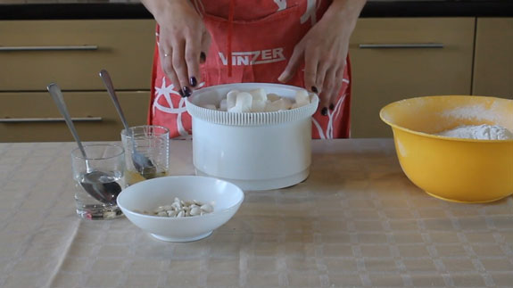 Соединяем зефир, шоколадные дропсы, патоку и воду. Сахарная мастика для покрытия торта: пошаговый фото-рецепт