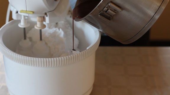 В хорошо взбитые сливки вводим тонкой струйкой холодную шоколадную массу. Шоколадное мороженое: пошаговый фото-рецепт