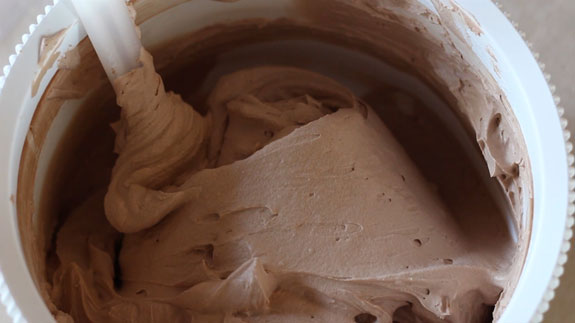 Готовое мороженое перекладываем в удобную емкость и отправляем в морозилку на 2-3 часа. Шоколадное мороженое: пошаговый фото-рецепт