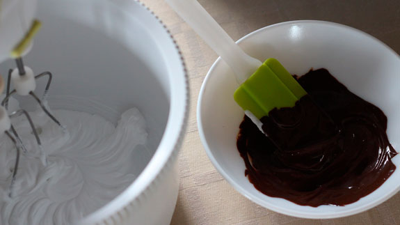 Шоколад растапливаем на водяной бане. Сливочно-шоколадный крем: пошаговый фото-рецепт