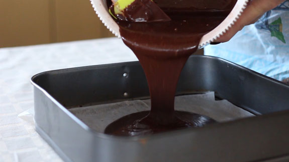 Переливаем готовое тесто для шоколадного... Шоколадный торт с творожным суфле: пошаговый фото-рецепт