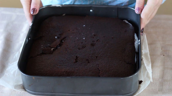 Накрываем суфле вторым коржом и отправляем в... Шоколадный торт с творожным суфле: пошаговый фото-рецепт