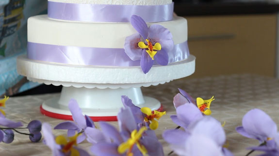Декорируем трехъярусный торт заранее приготовленными сахарными цветами