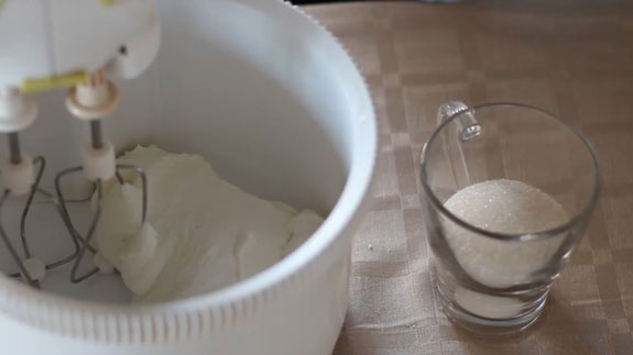 Готовим сметанный крем для медового торта.... Торт Медовик: пошаговый фото-рецепт