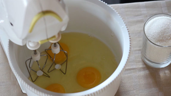 Яйца взбиваем с сахаром на максимальной... Торт Наполеон: пошаговый фото-рецепт