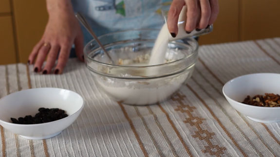 Затем вводим в тесто яйца, сахар и кефир. Быстрый кекс: пошаговый фото-рецепт
