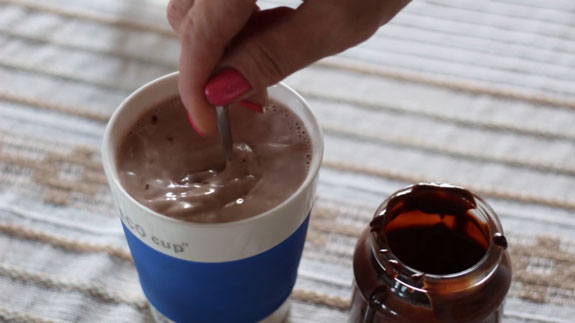 Добавляем в молоко 3-4 чайные ложки шоколадной смеси из баночки и хорошо размешиваем. Горячий шоколад со сливками: пошаговый фото-рецепт