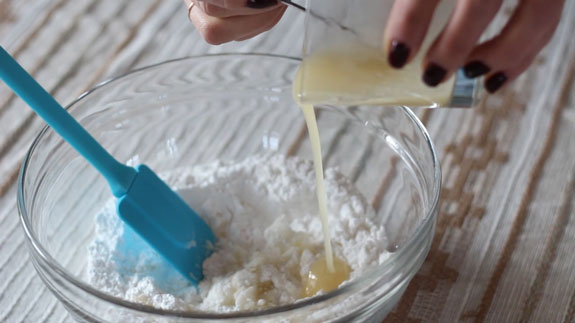 Соединяем все ингредиенты и замешиваем мастику сначала лопаткой, а потом руками. Сахарная мастика для изготовления цветов: пошаговый фото-рецепт