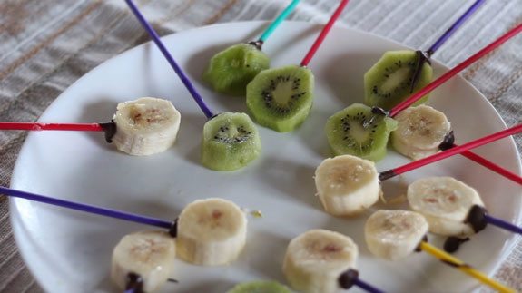 Достаем фрукты из морозилки и по-очереди извлекаем палочки. Шоколадные фрукты: пошаговый фото-рецепт