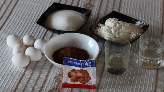 На фото показаны все ингредиенты для... Шоколадный бисквит: пошаговый фото-рецепт