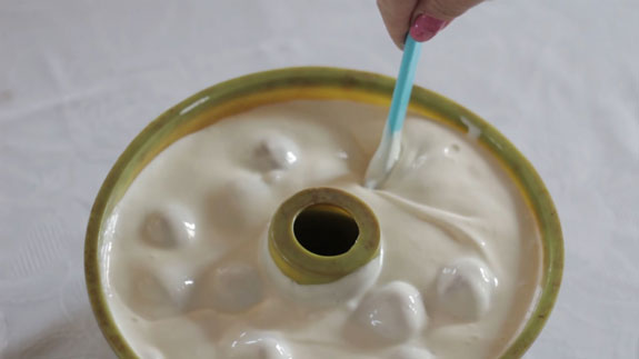 С помощью лопатки подымаем клубнику с дна... Сметанный торт-желе с клубникой: пошаговый фото-рецепт