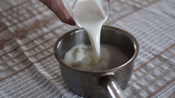 В небольшой кастрюльке, желательно с двойным дном, соединяем сахар и молоко. Молочные карамельки: пошаговый фото-рецепт