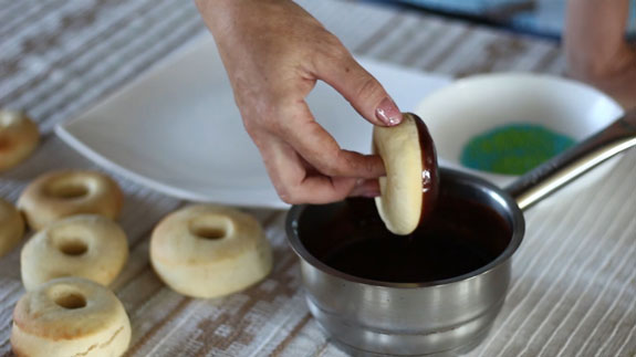 Окунаем пончики выпуклой частью в шоколадную... Пончики в шоколадной глазури: пошаговый фото-рецепт