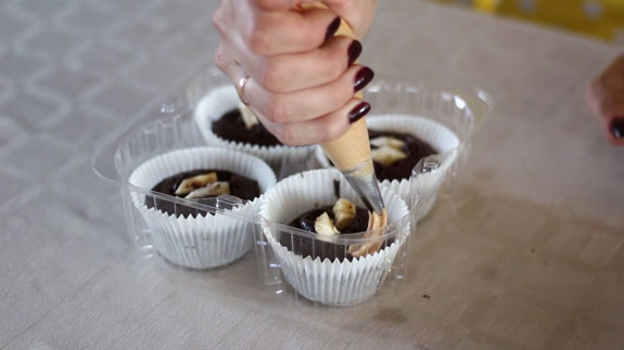 С помощью кондитерского мешка с удобной... Шоколадные капкейки: пошаговый фото-рецепт