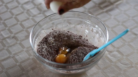 В сухие ингредиенты вводим яйца и... Шоколадные капкейки: пошаговый фото-рецепт