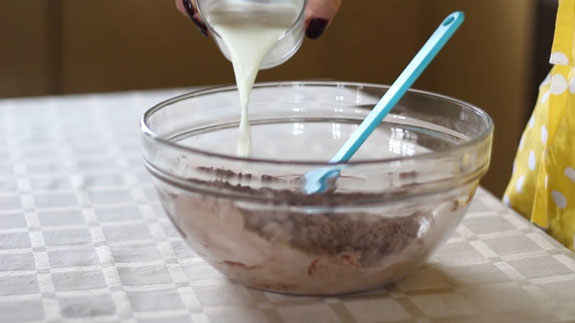 Затем добавляем молоко, снова... Шоколадные капкейки: пошаговый фото-рецепт