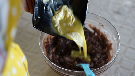Последним вводим растопленное сливочное... Шоколадные капкейки: пошаговый фото-рецепт