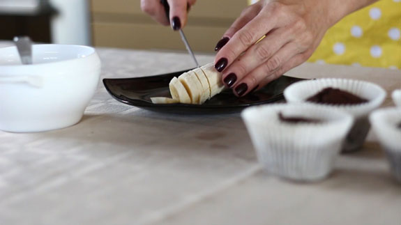 Нарезаем банан... Шоколадные капкейки: пошаговый фото-рецепт