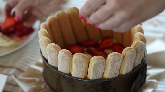 Поверх печенья выкладываем слой бананов и... Торт Тирамису: пошаговый фото-рецепт