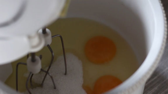 Яйца взбиваем с сахаром и ванильным сахаром... Клафути с черешней: пошаговый фото-рецепт