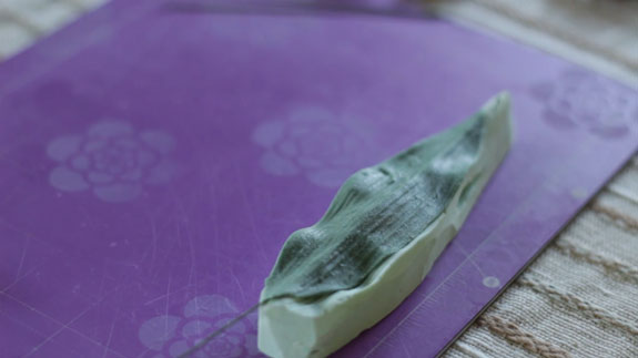 Как сделать ландыш из мастики: пошаговый фото-рецепт. С помощью оттиска придаем текстуру листу
