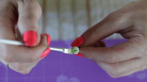 Как сделать ландыш из мастики: пошаговый фото-рецепт. Сухой краской зеленого цвета подкрашиваем бутоны на проволоке