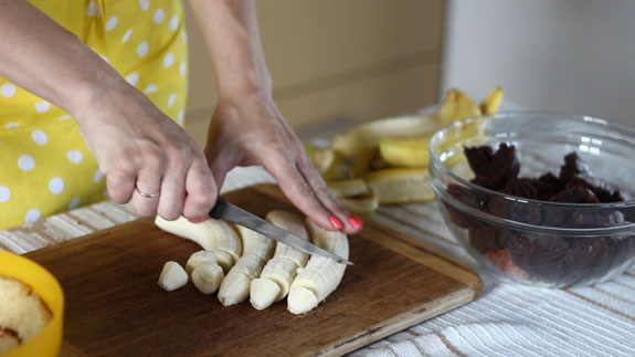 Бананы очищаем от кожуры и нарезаем кольцами... Торт Панчо: пошаговый фото-рецепт