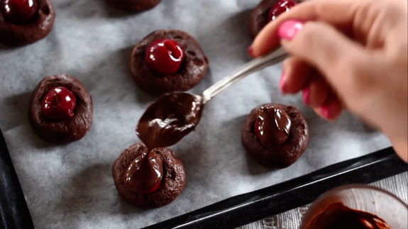 Каждую ягоду покрываем небольшим количеством шоколада. Шоколадное печенье с черешней: пошаговый фото-рецепт