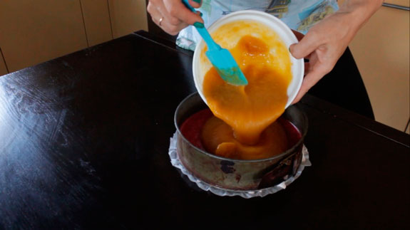 Заливаем персиковое сорбе поверх клубничного... Клубнично-персиковый торт-мороженое: пошаговый фото-рецепт