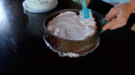 Последний слой: сливочно-клубничное мороженое... Клубнично-персиковый торт-мороженое: пошаговый фото-рецепт