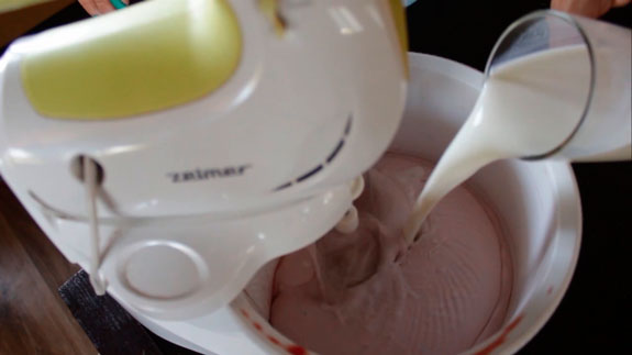 Снижаем скорость миксера до минимальной и... Клубнично-персиковый торт-мороженое: пошаговый фото-рецепт