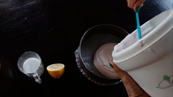 Выливаем половину массы в разъемную форму... Клубнично-персиковый торт-мороженое: пошаговый фото-рецепт
