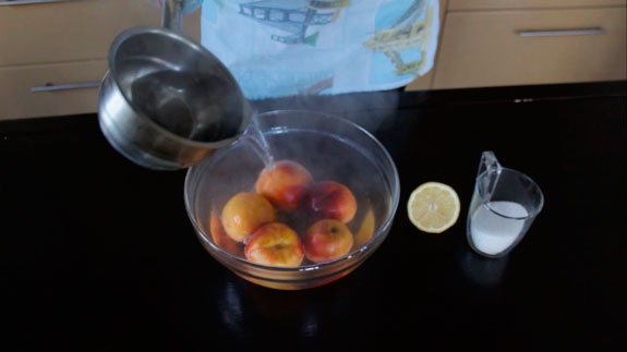 Персики заливаем крутым кипятком и оставляем... Клубнично-персиковый торт-мороженое: пошаговый фото-рецепт