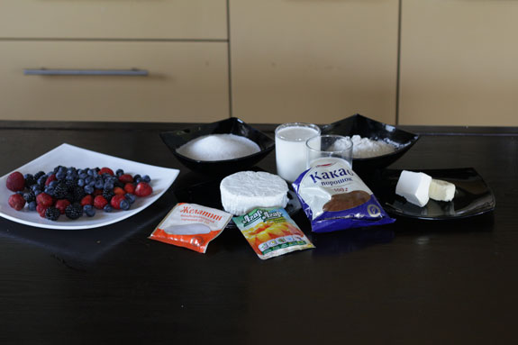 Ингредиенты для приготовления ягодного... Ягодный чизкейк на шоколадном штрейзеле: пошаговый фото-рецепт