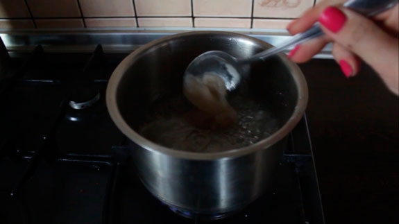 Соединяем сахар и воду и отправляем на огонь,... Пирожное Крем-брюле с клубникой: пошаговый фото-рецепт