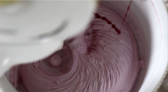 Сливки взбиваем в миксере на максимальной... Шоколадные капкейки с вишневым суфле: пошаговый фото-рецепт