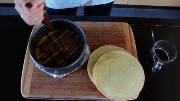 затем обильно поливаем растопленным... Торт Тирамису с шоколадом: пошаговый фото-рецепт