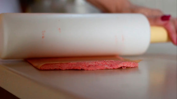 Раскатываем тесто между двух слоев пергамента... Пирожное Шу: пошаговый фото-рецепт